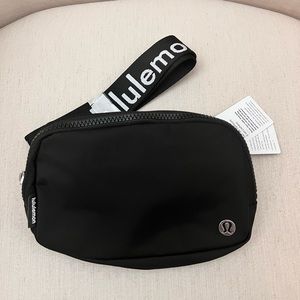 Lululemon everywhere belt bag with wordmark (NWT)